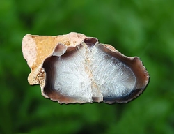 Leštěná pecka Achatu z Morcinova o rozměru 6x3x4 cm - cca 135 g