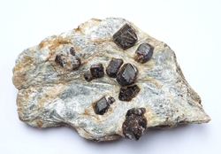 Granát (almandin) - lokalita Petrov nad Desnou 10 x 6 x 2,5 cm cca 160 g