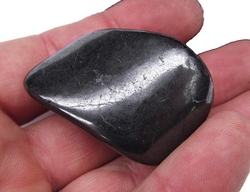 Šungit tromlovaný kámen leštěný - cca 4x4 cm - cca 36 g