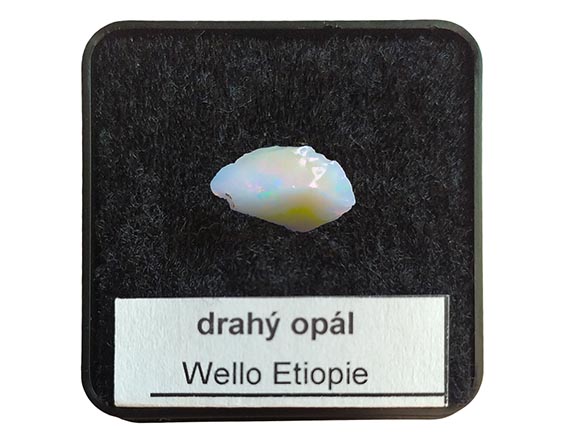 Wello Drahý opál-8-cca 0,74 g-15x9x7 mm